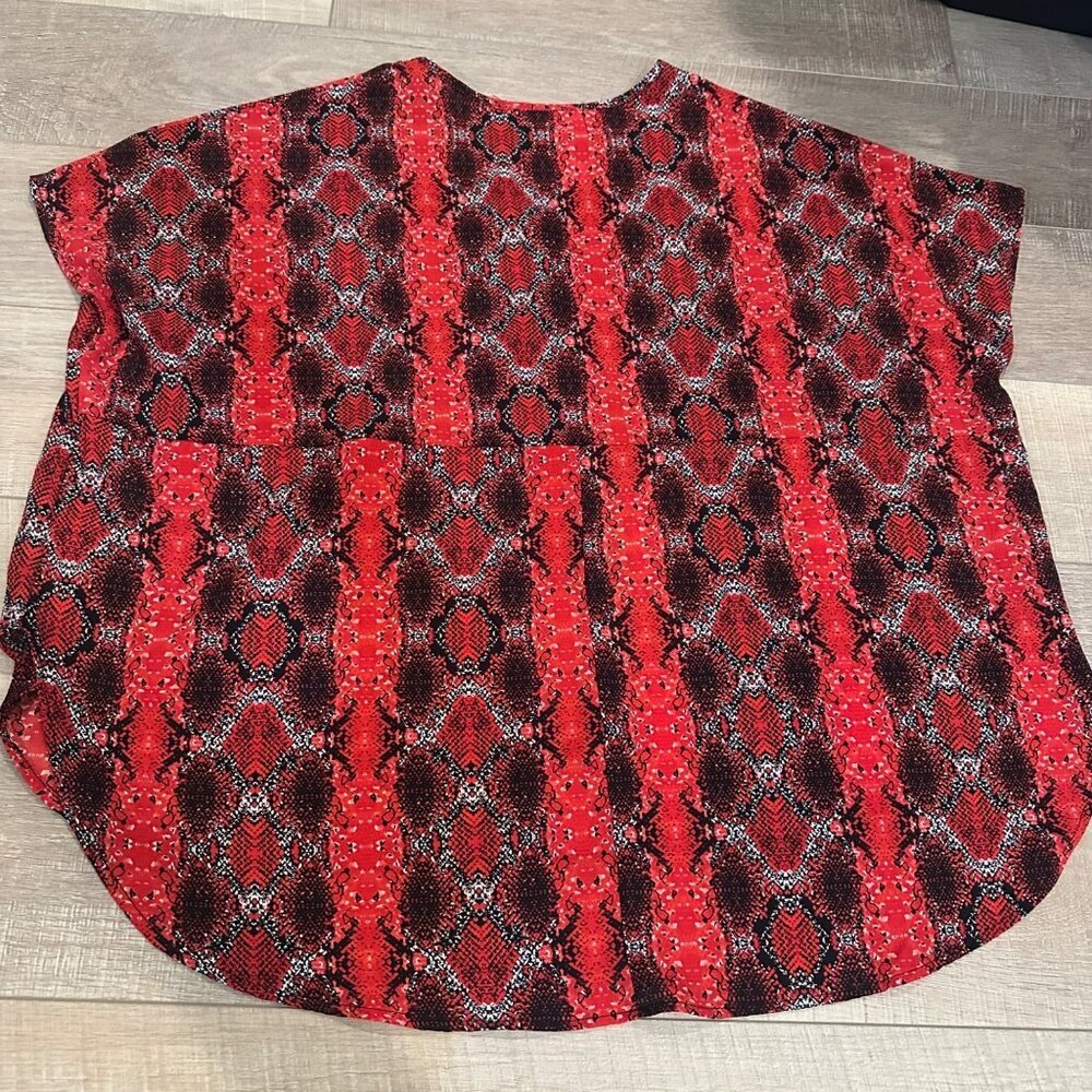 PEACE LOVE & CAKE WOMENS MEDIUM RED SNAKE SKIN SHORT SLEEVE BLOUSE